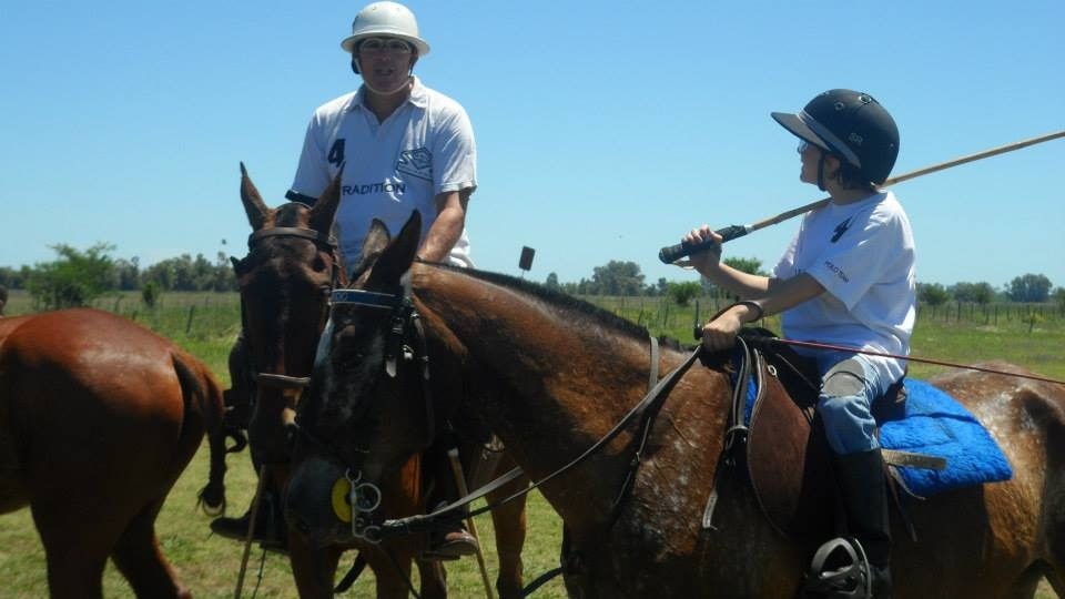Clase de polo a caballo en Los Carditos