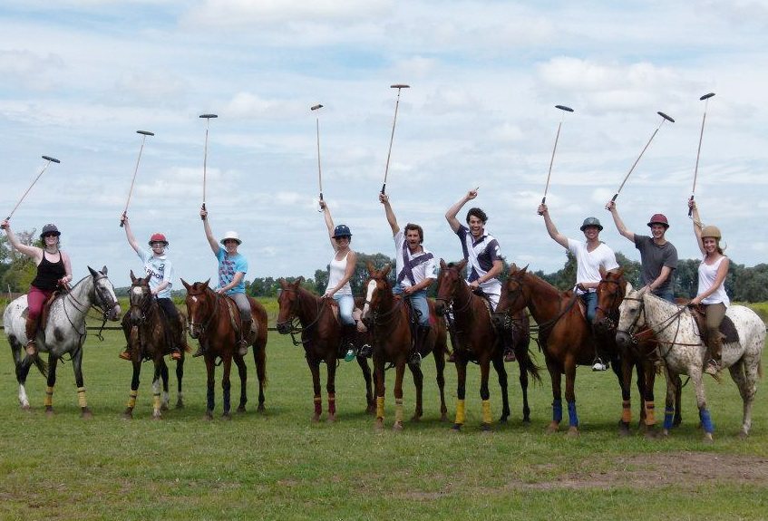 Grupo de jugadores a caballo en El Cardo